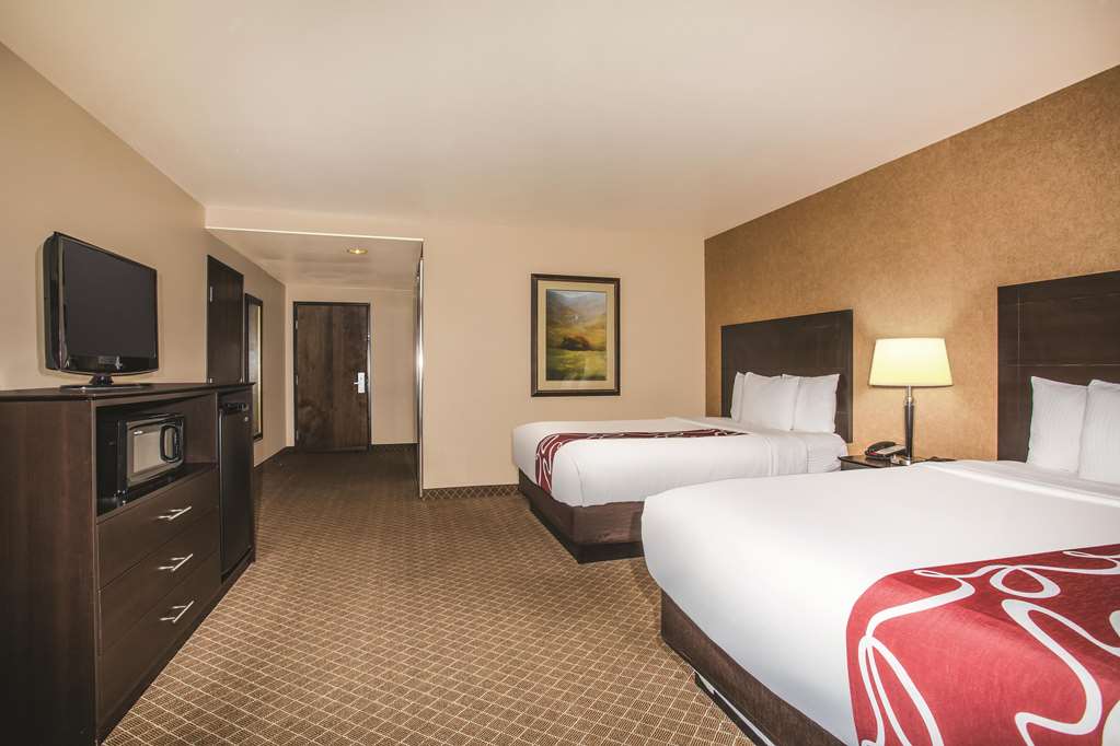 La Quinta Inn & Suites by Wyndham Ely - photo 8