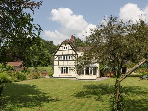 Valley House — 4-Star Luxury Hotel in Devizes, United Kingdom