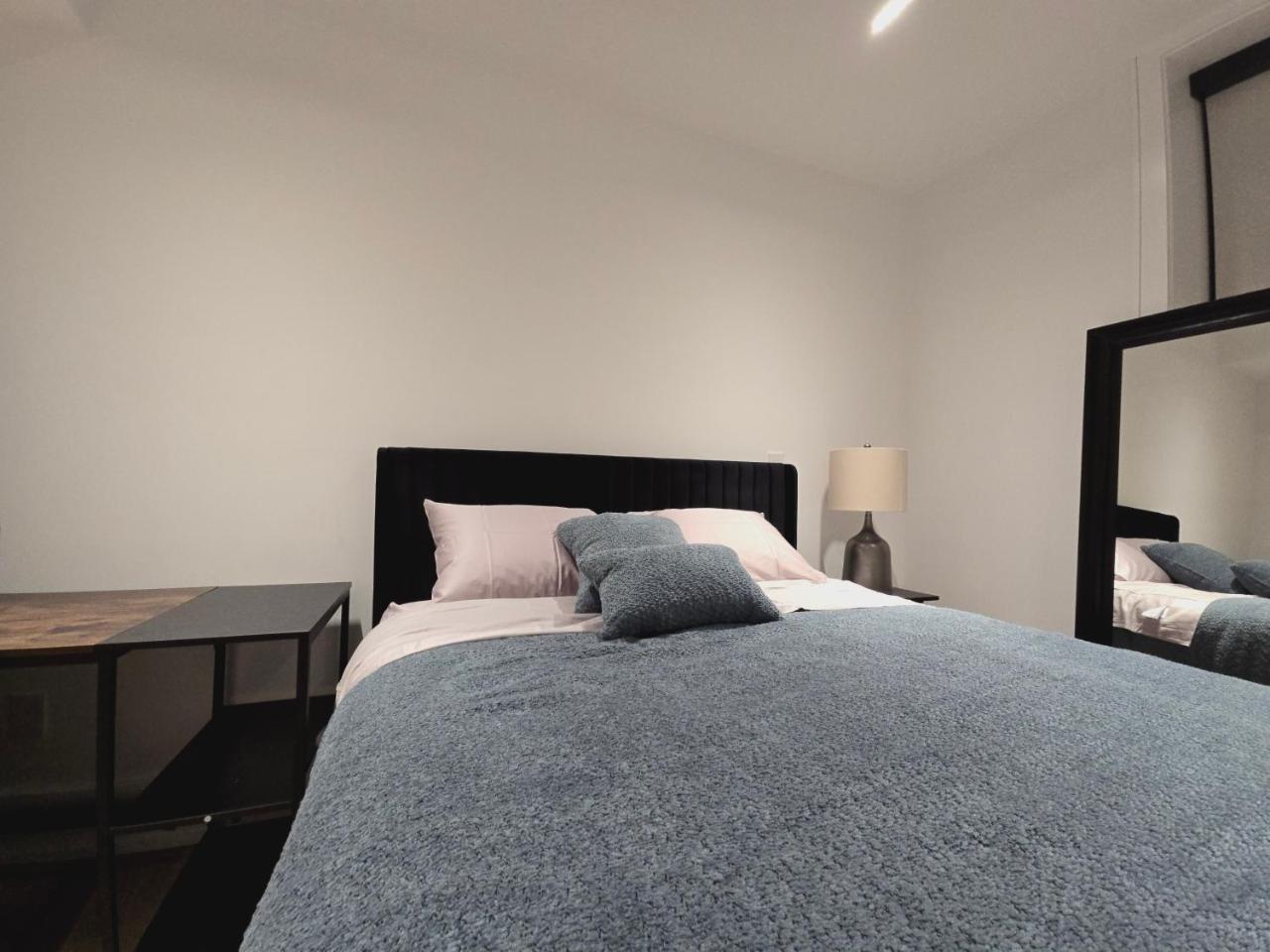 Spacious Bright 9ft Ceiling with Private Entrance — Milton — photo 2
