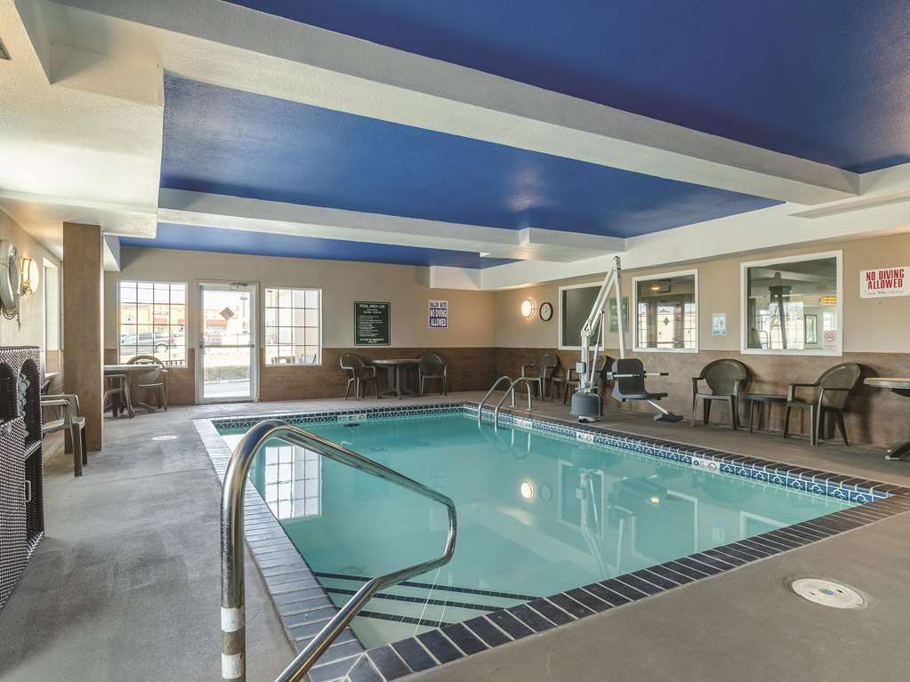 La Quinta Inn & Suites by Wyndham Kansas City Airport - photo 6