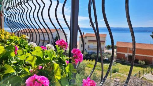 Black and White Apartment 2 bedrooms walk to the beach — 4-Star Luxury Hotel in Duce, Croatia