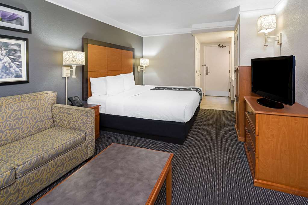 La Quinta Inn & Suites by Wyndham Buena Park - photo 25