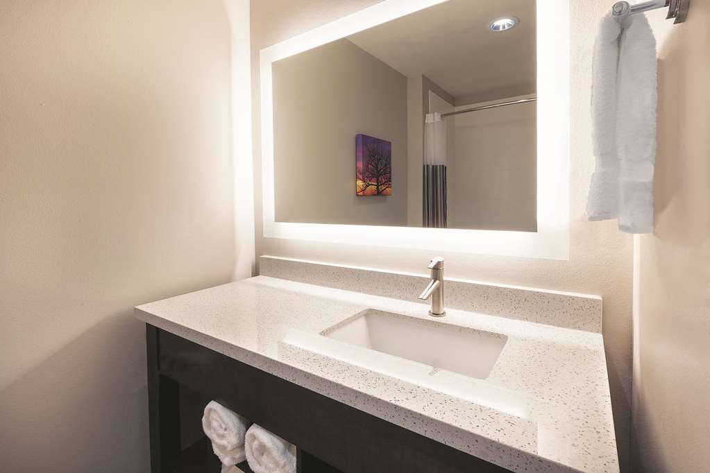 La Quinta Inn & Suites by Wyndham Terre Haute - photo 19