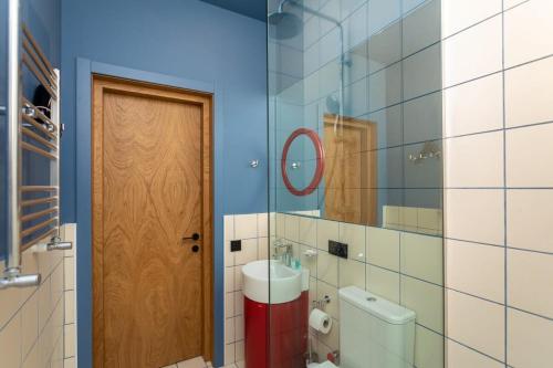 Newly Renovated Modern 2BR Apartment near Fabrika
