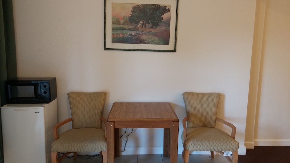 Country Regency Inn & Suites - photo 34