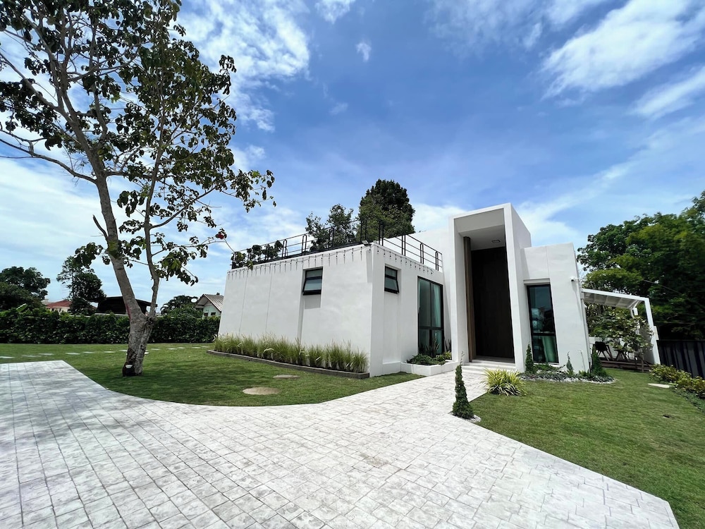 168 Garden Pool Villa — 4-Star Luxury Hotel in Nong Prue, Thailand