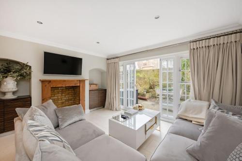 Fairytale Garden House Next to Victoria Station & Pet Friendly — 4-Star Luxury Hotel in London, United Kingdom