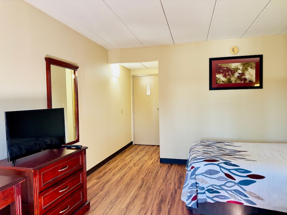 Red Roof Inn Hartford Vernon - photo 17