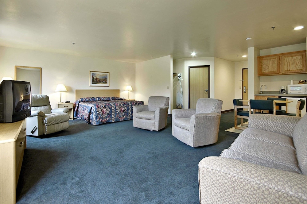 Super 8 by Wyndham Ava - photo 11