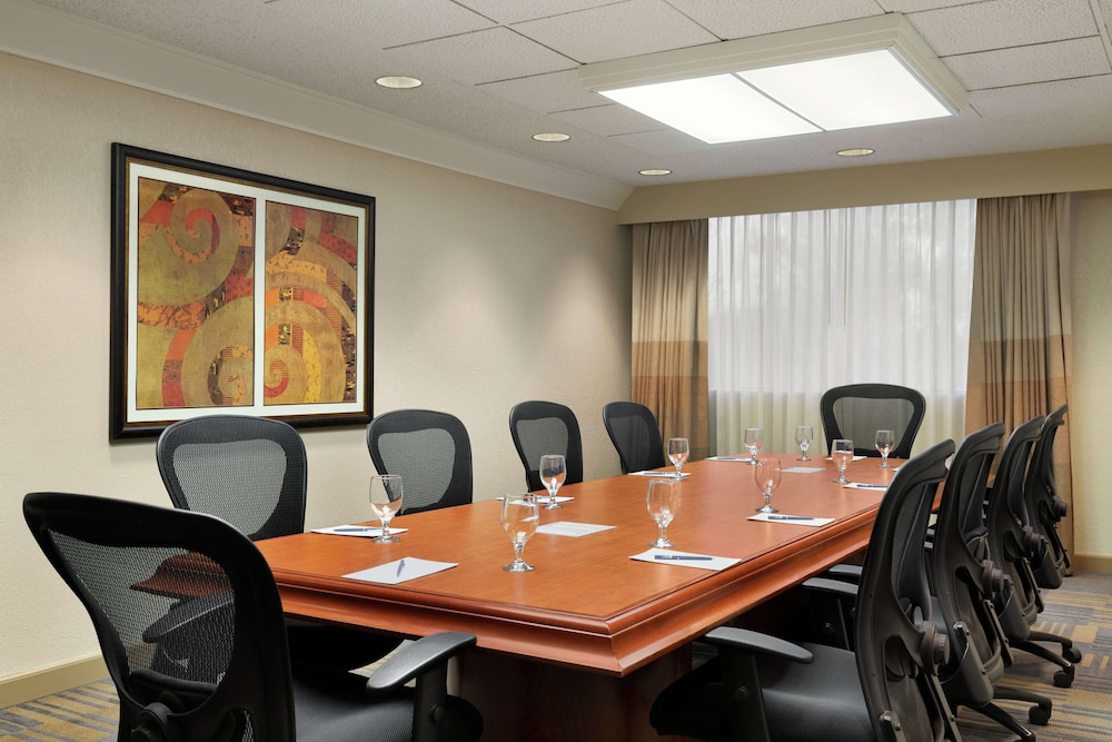 Embassy Suites by Hilton Phoenix Tempe - photo 40