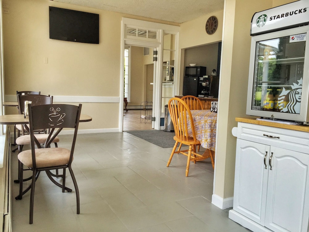 Budget Host East End Hotel in Riverhead - photo 27