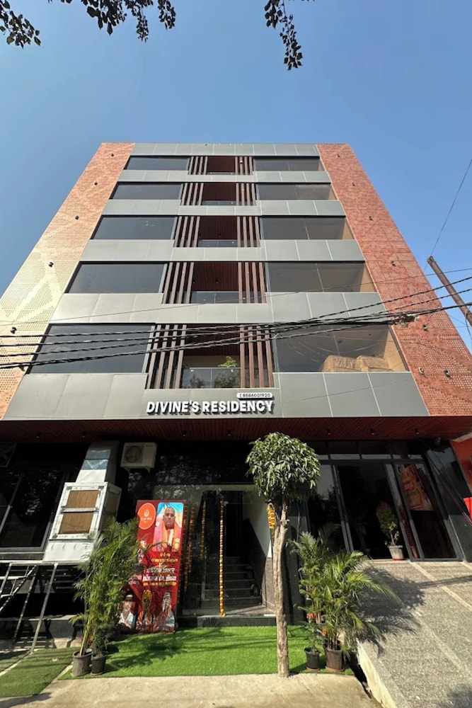 Hotel Divines Residency - last minute hotel in Noida