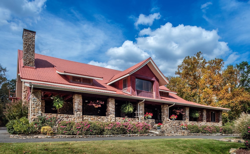 Hilltop Manor Bed and Breakfast — 4-Star Luxury Hotel in Hot Springs, United States