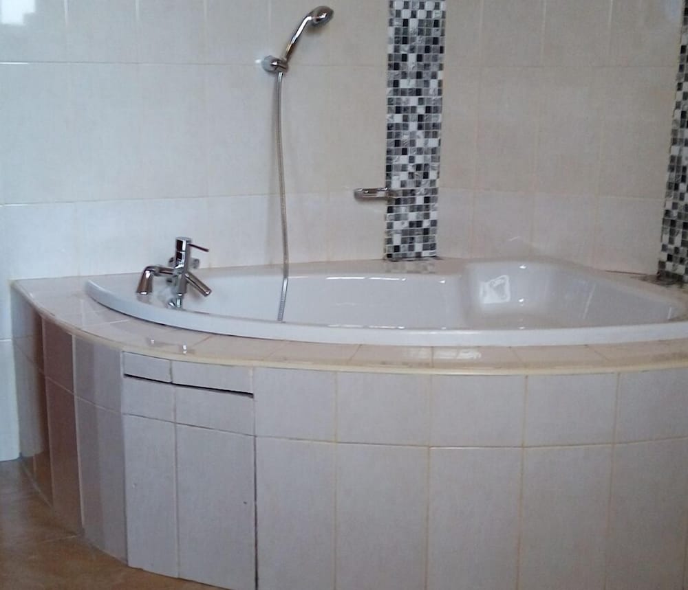 Deep soaking bathtub