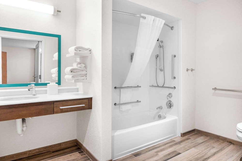 Hampton Inn Grand Rapids North - photo 16