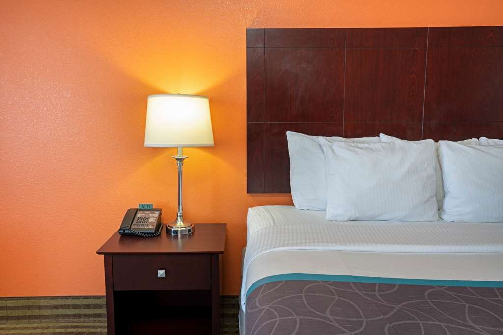 La Quinta Inn & Suites by Wyndham Houston Bush Intl Airpt E - photo 14