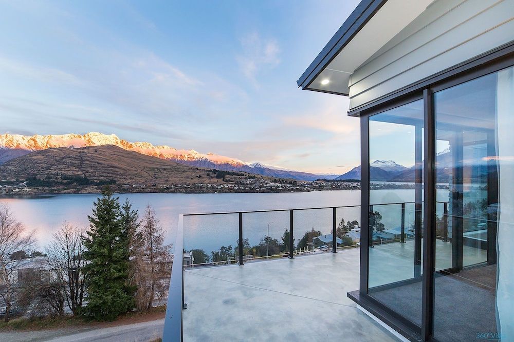 Luxury Retreat at 5 on The Hill Queenstown in Queenstown, New Zealand