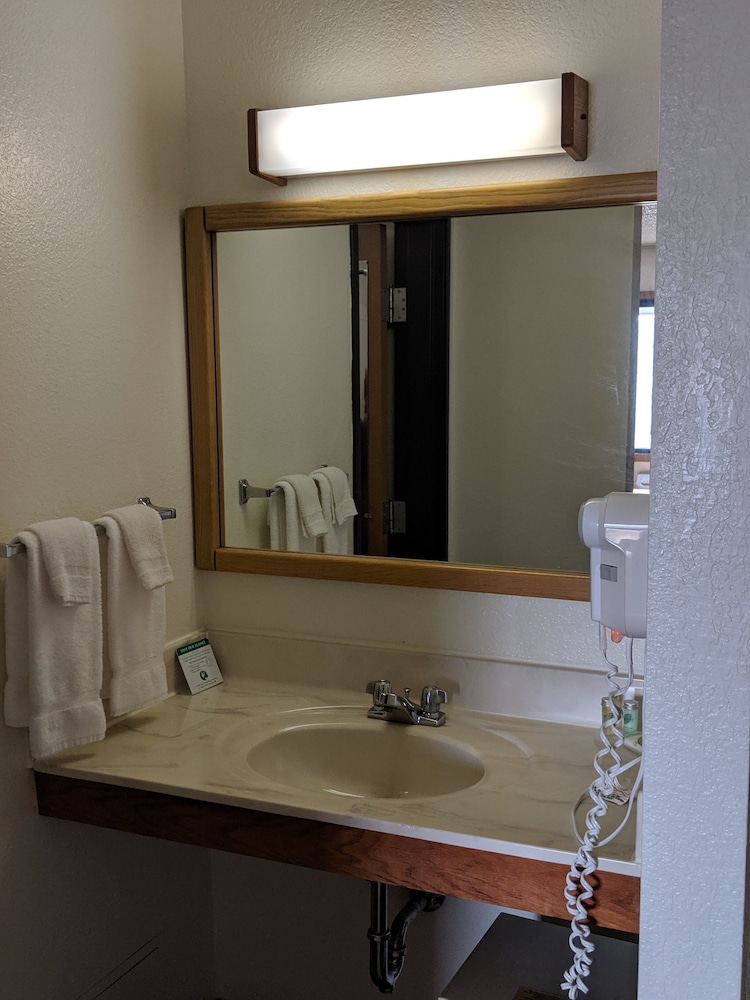 Boarders Inn & Suites by Cobblestone Hotels Ripon - photo 31