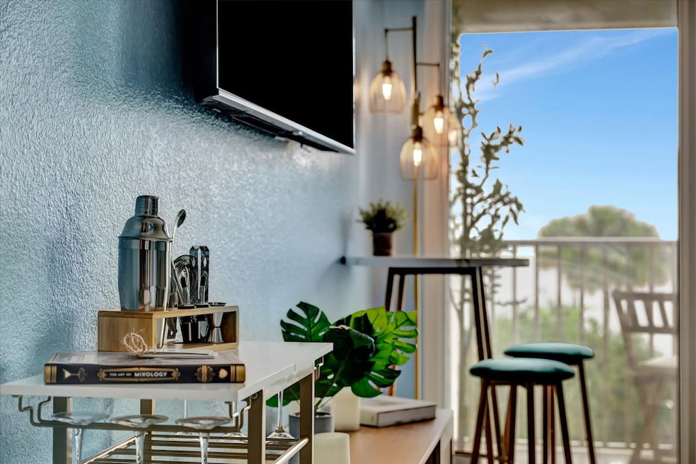 Serenity on the Sea Luxury Condo with Private Balcony on the Ocean — 4-Star Luxury Hotel in Tampa, United States