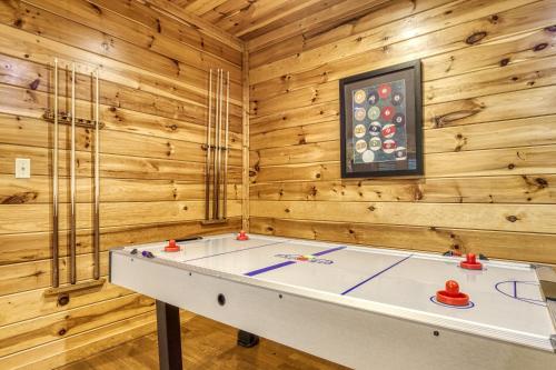 Lazy Bear Lodge Hot Tub Resort Pool WIFI 1089 FREE tickets each paid day Dollywood and More - photo 27