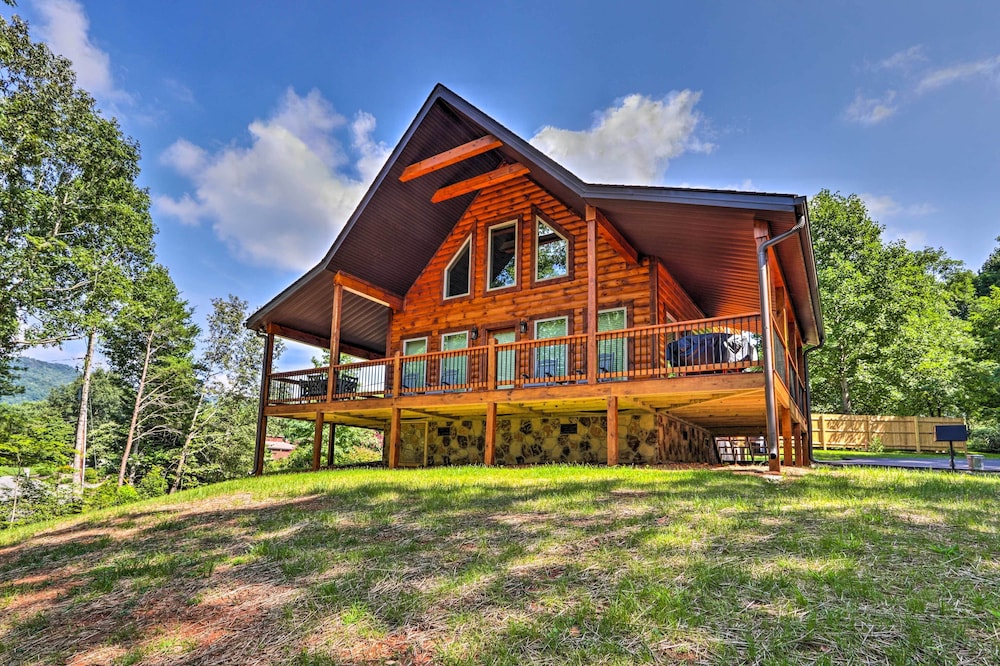Sevierville Cabin Deck with Foosball and Hot Tub — 4-Star Luxury Hotel in Sevierville, United States