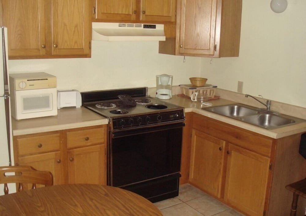 Townhouse Inn & Suites - photo 15