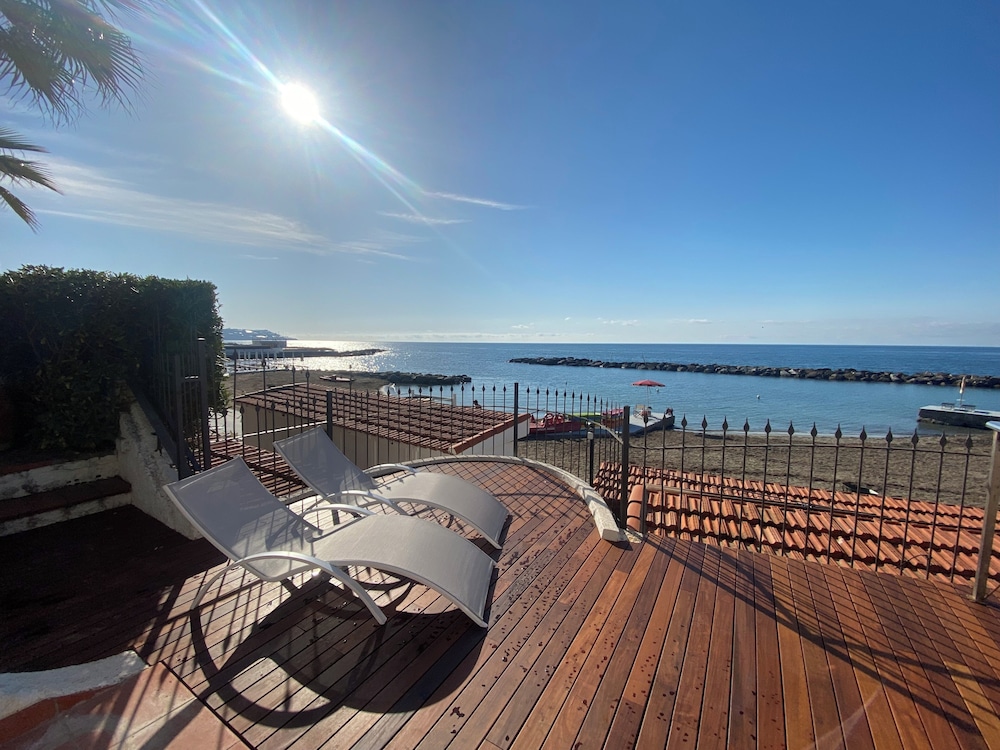 Villa Rita Sea Front View Sanremo Parcheggio Gratuito In Struttura — 4-Star Luxury Hotel in San Remo, Italy