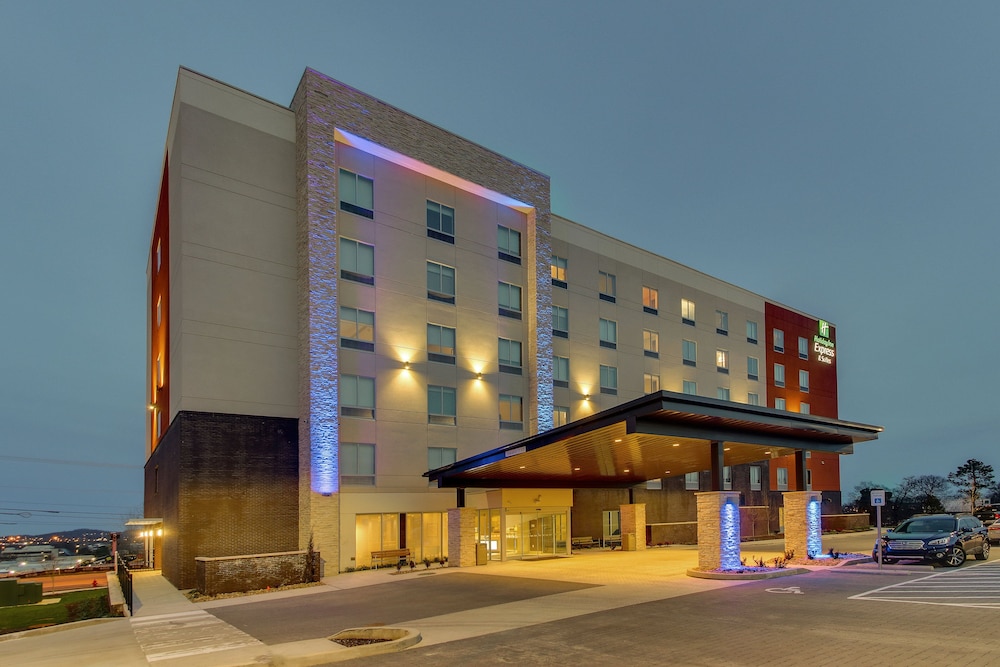 Holiday Inn Express & Suites Nashville Metrocenter Downtown by IHG - photo 62
