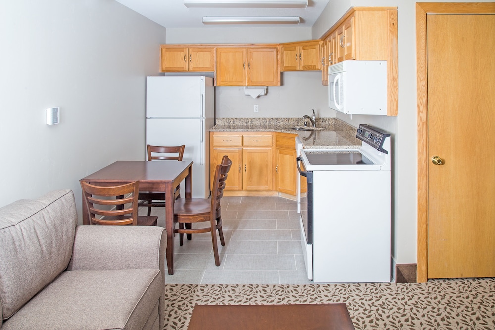 Gray Wolf Inn & Suites - photo 12
