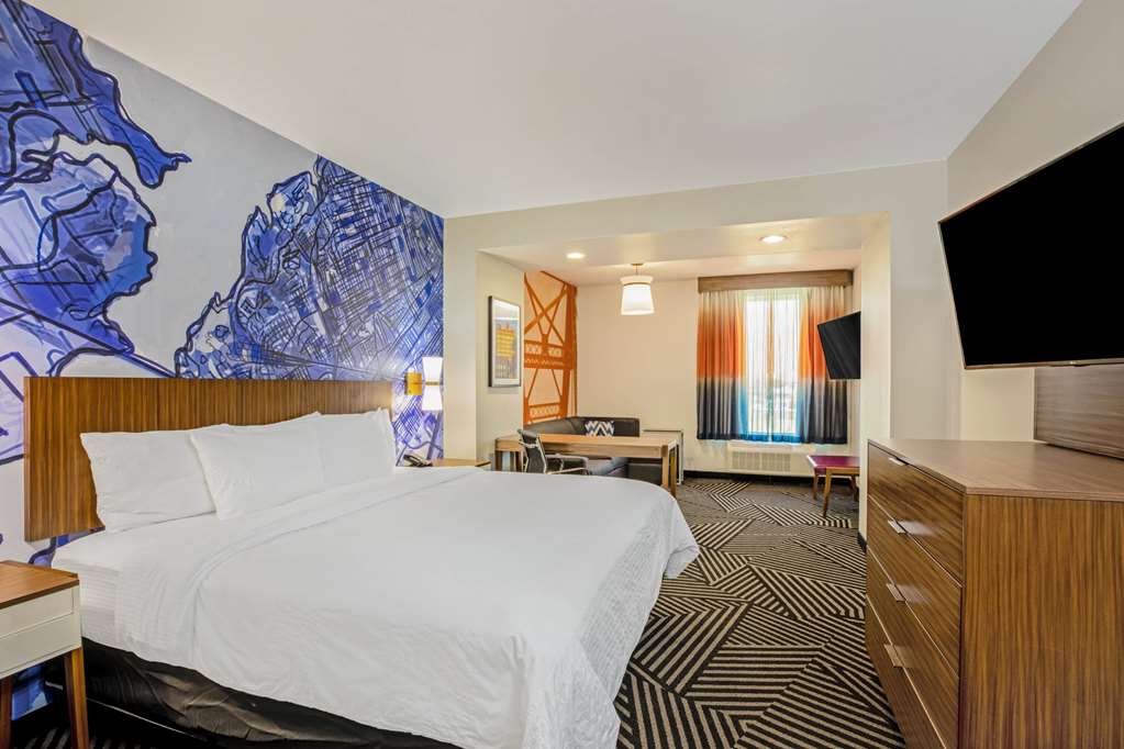La Quinta Inn & Suites by Wyndham Waco Downtown Baylor - photo 25