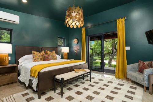 Birdy at Ololo Hot Tub Fire Pit Outdoor Shower in Fredericksburg, United States