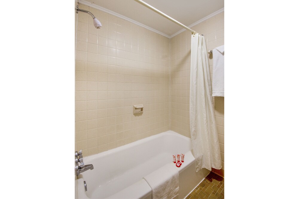 OYO Hotel Mauldin SC South Main Street - photo 24