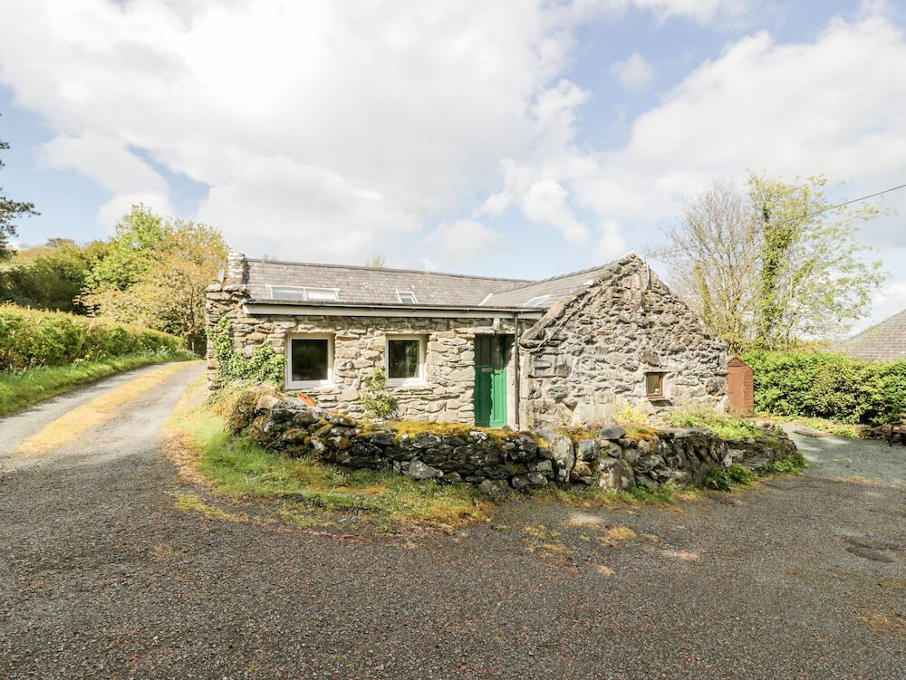 Ty Cerrig — Mold