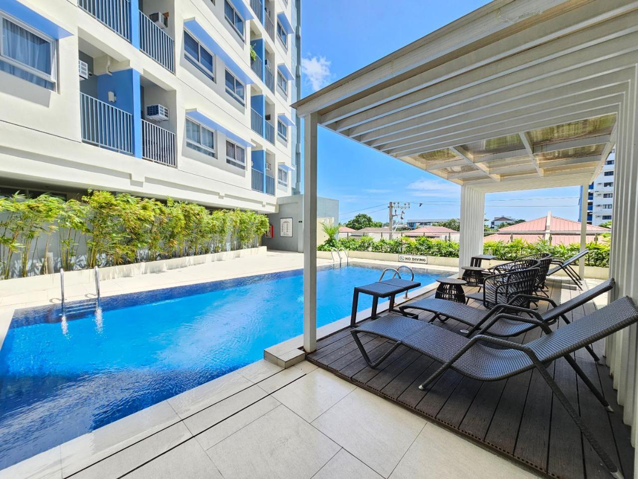 Elegant Studio with balcony unit 625 6th floor near Ateneo De Cebu High speed internet Northwoods Place — 4-Star Luxury Hotel in Cebu City, Philippines