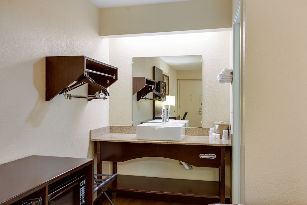 Red Roof Inn Grand Rapids Airport - photo 26