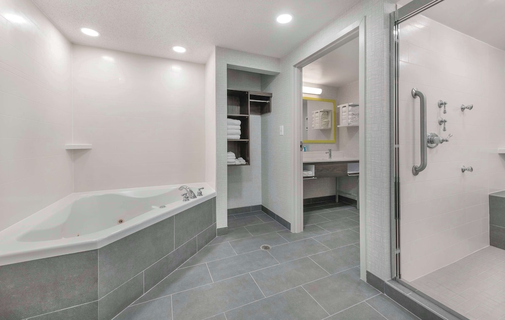 Hampton Inn & Suites Burlington NC - photo 27