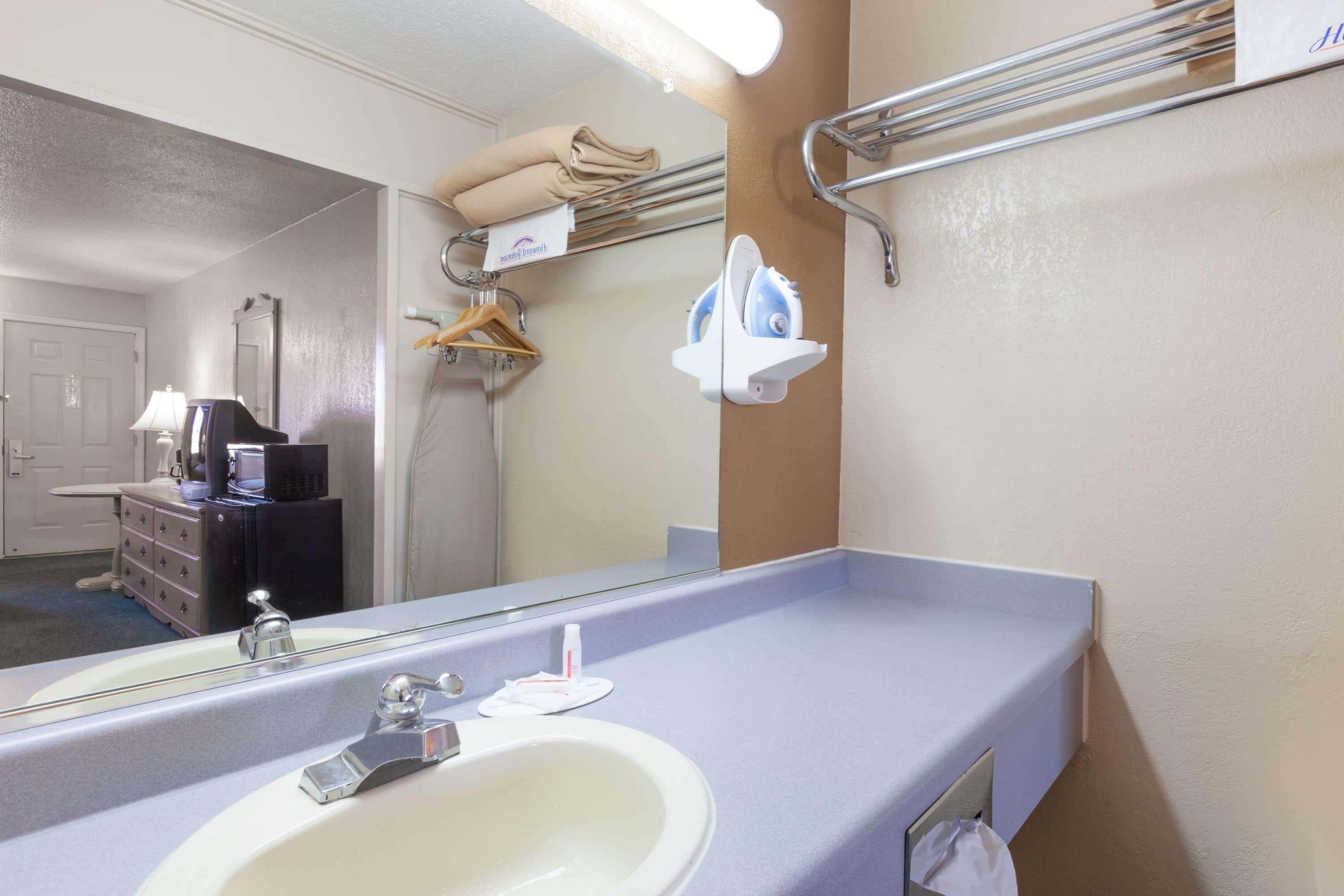 Howard Johnson By Wyndham Bakersfield - photo 16