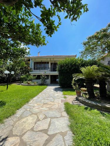 Evian house — 4-Star Luxury Hotel in Ayioi Apostoloi, Greece