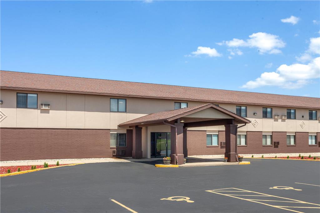 Baymont by Wyndham Oshkosh Airport - photo 3