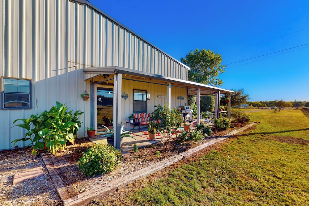 Airstrip Access Dog Friendly Rhome Retreat — 4-Star Luxury Hotel in Decatur, United States