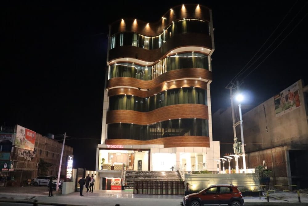 Vijay Tara Chhatarpur in Chhatarpur, India