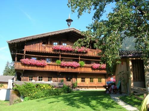 Wörglerhof’s Hüttenapartments mit Kachelofen in Alpbach, Austria