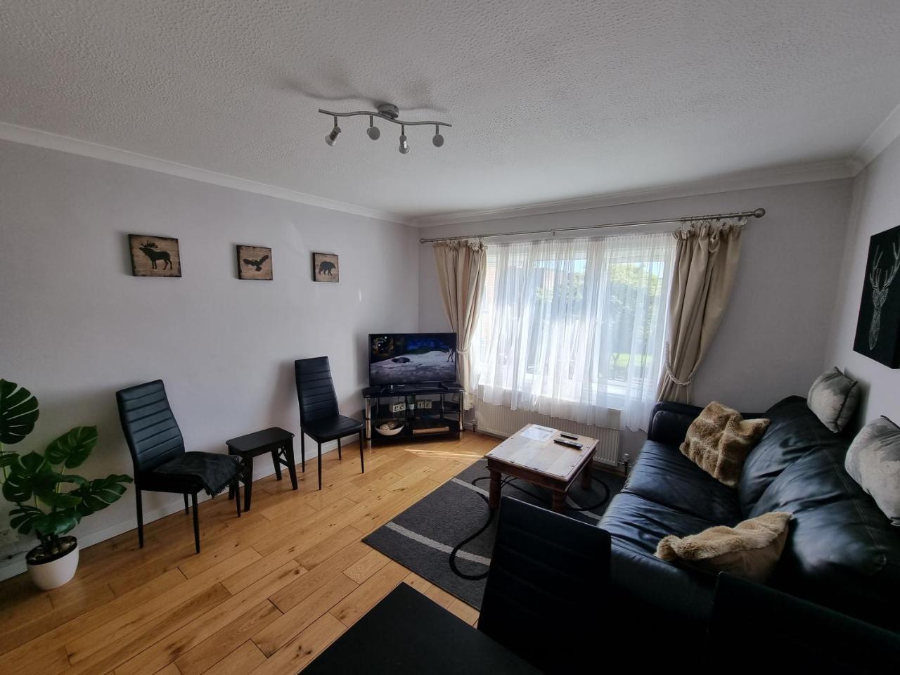 2 Bedrooms 3 Beds Free Parking 168 — 5-Star Luxury Hotel in Staines, United Kingdom