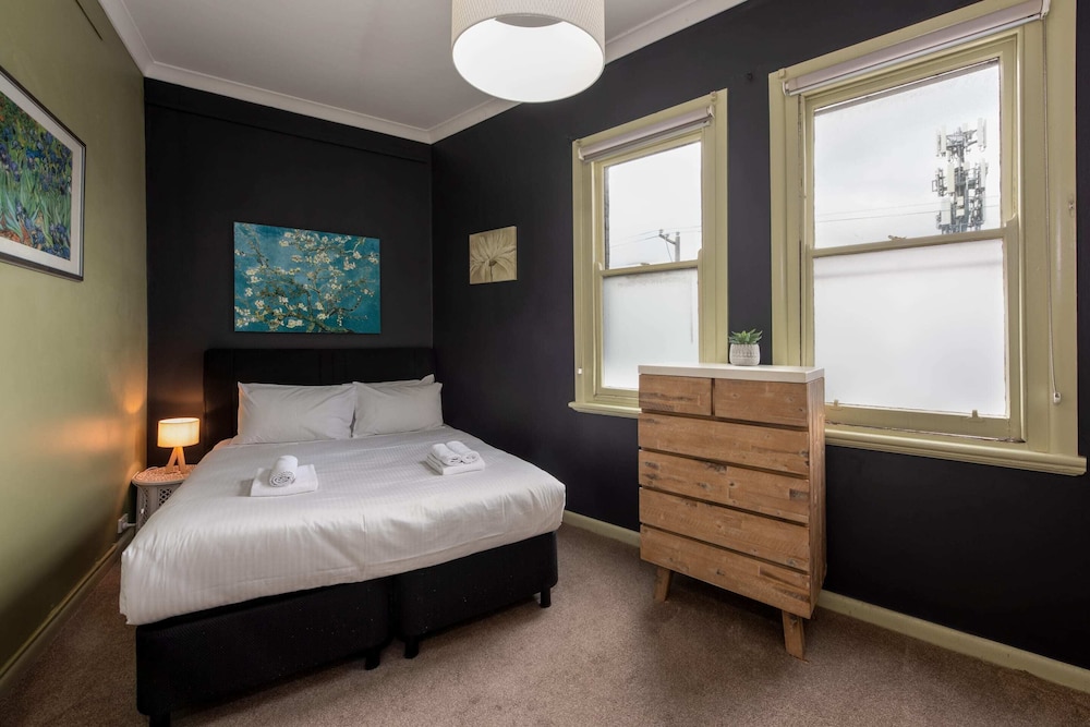 Unique 2BR Converted Storefront APT in Alphington — 4-Star Luxury Hotel in Alphington, Australia