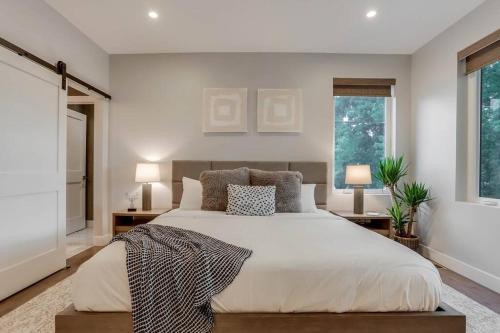 Zen Haus Lavish Getaway w Gym Sauna Hot Tub — 4-Star Luxury Hotel in Denver, United States