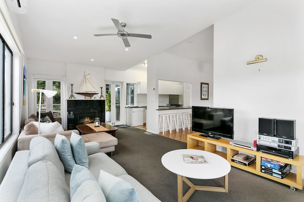 Tallarook Beach House — 4-Star Luxury Hotel in Blairgowrie, Australia