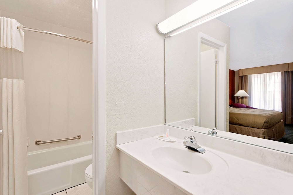 Days Inn by Wyndham Fort Walton Beach - photo 21