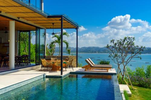 Villa Utamaro Gerupuk Private Villa for 6 11 Pax — 4-Star Luxury Hotel in Kuta, Indonesia