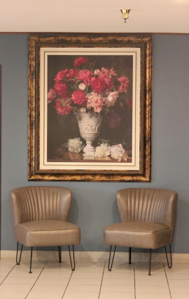 Eastwood Inn - photo 3