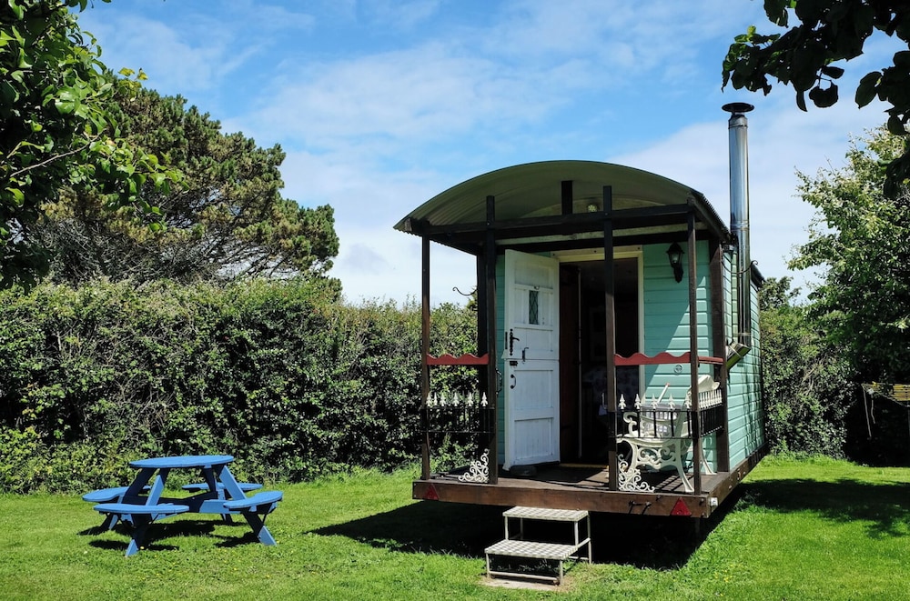 Cosy Shepherds Hut nr Kynance Cove in Helston, United Kingdom